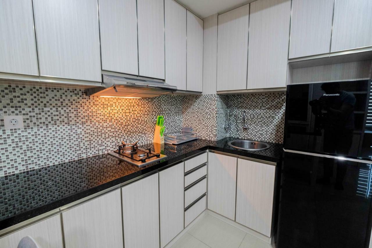 Comfy And Modern 2br Grand Kamala Lagoon By Travelio Apartemen Bekasi